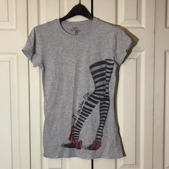 Wizard of Oz "If the Shoe Fits" Tee Shirt Jrs Medium - Picture 2 of 12